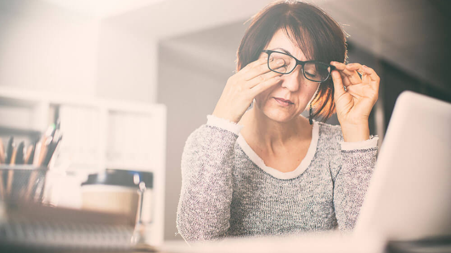 Kvinna kliar sig i höger öga